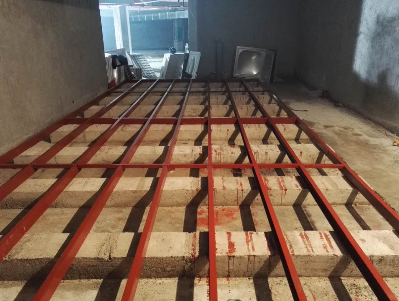 不銹鋼水箱安裝現(xiàn)場-槽鋼底座 不銹鋼水箱安裝現(xiàn)場-槽鋼底座